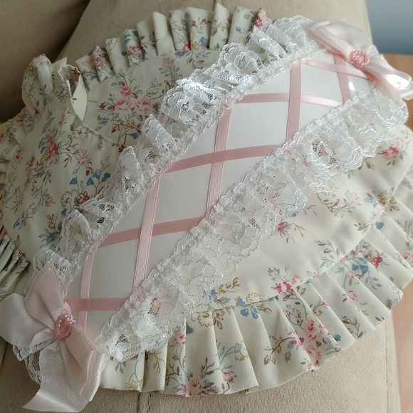 RoseMarie Seoir Accessories - RoseMarie Seoir lace headdress with pearl hearts